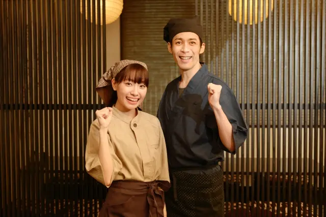 県庁のレストランで働く男女。