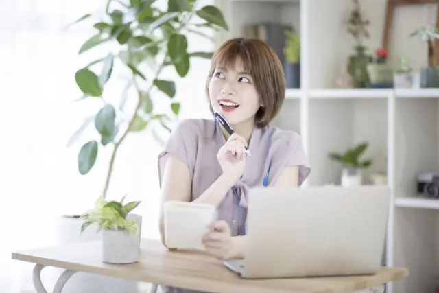 何かをひらめいた事務所スタッフ「みーたん」。