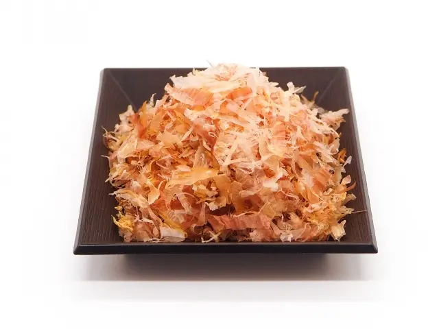 皿の上に山盛りの鰹節(花かつお)。